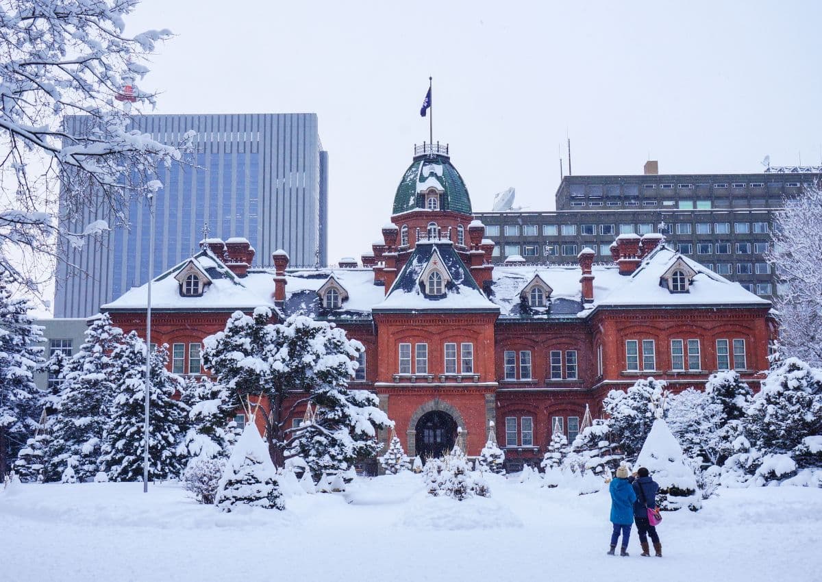 Ehemaliges Regierungsgebäude von Hokkaidō in Sapporo, Japan, im Schnee