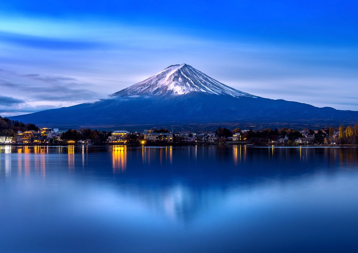 Der schneebedeckte Fuji spiegelt sich im ruhigen Kawaguchiko-See