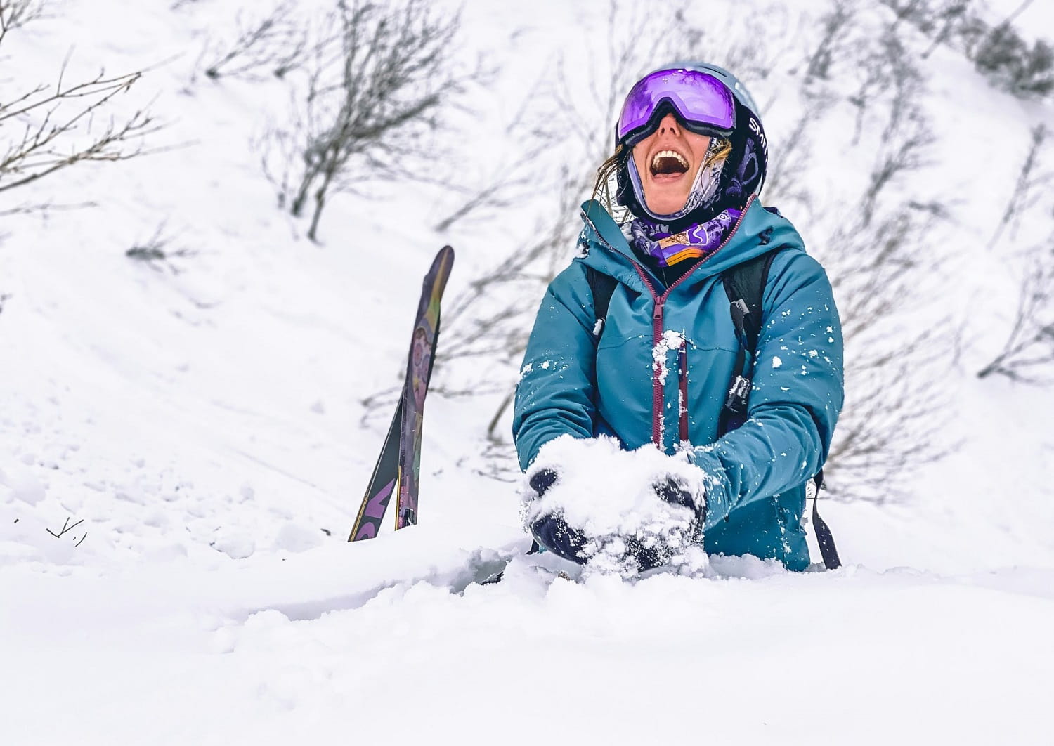Frau geniesst den Schnee in Niseko, Hokkaidō, Japan
