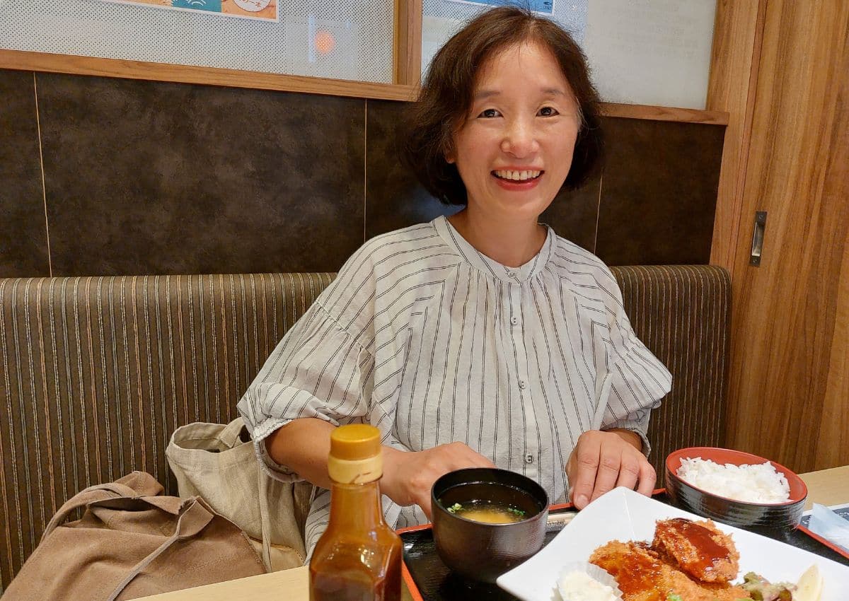 Unsere Reiseleiterin geniesst die japanische Küche