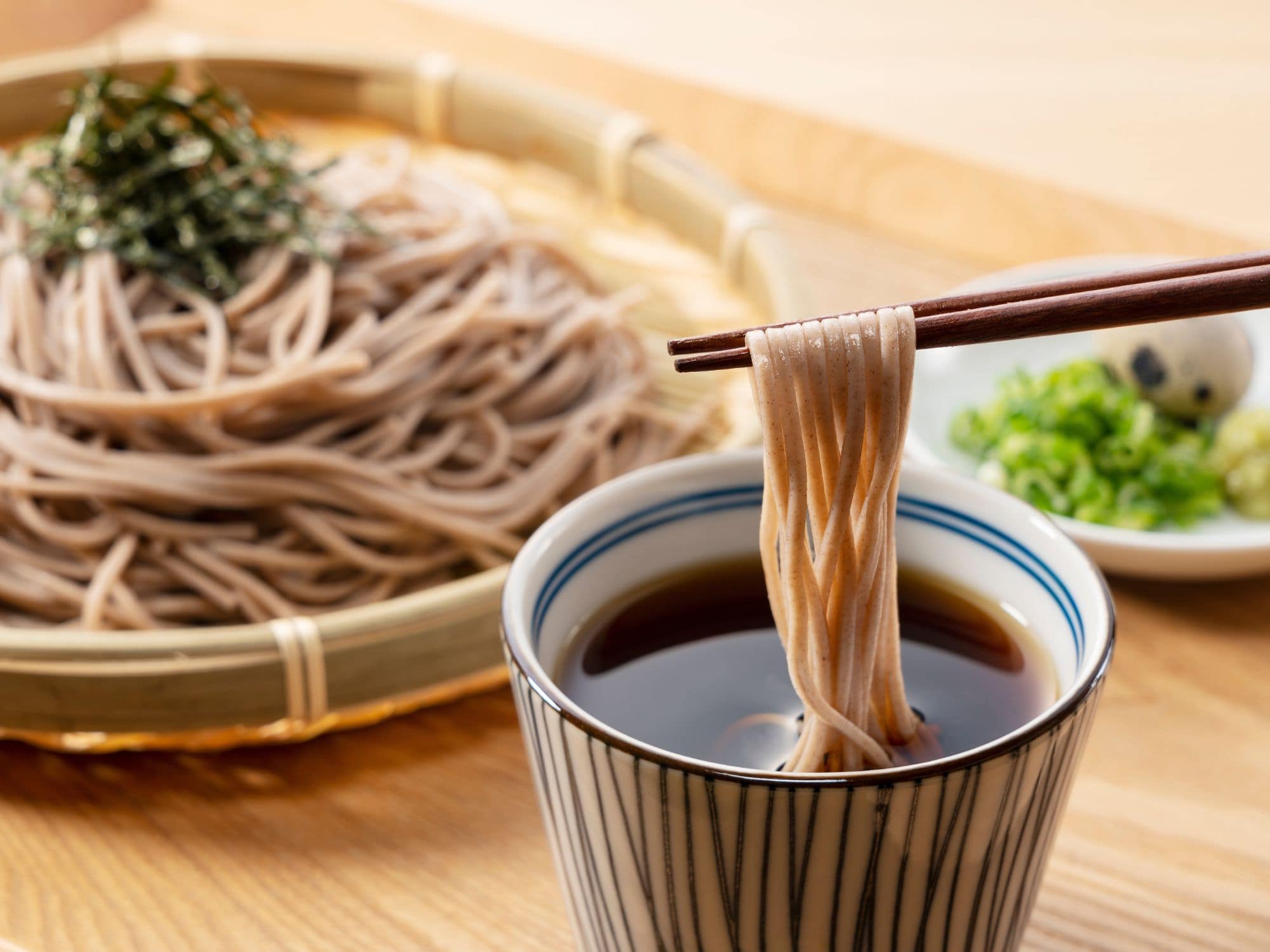 Frisch zubereitete Soba-Nudeln mit Beilagen – Spezialität im Sarashina Horii, Tokio