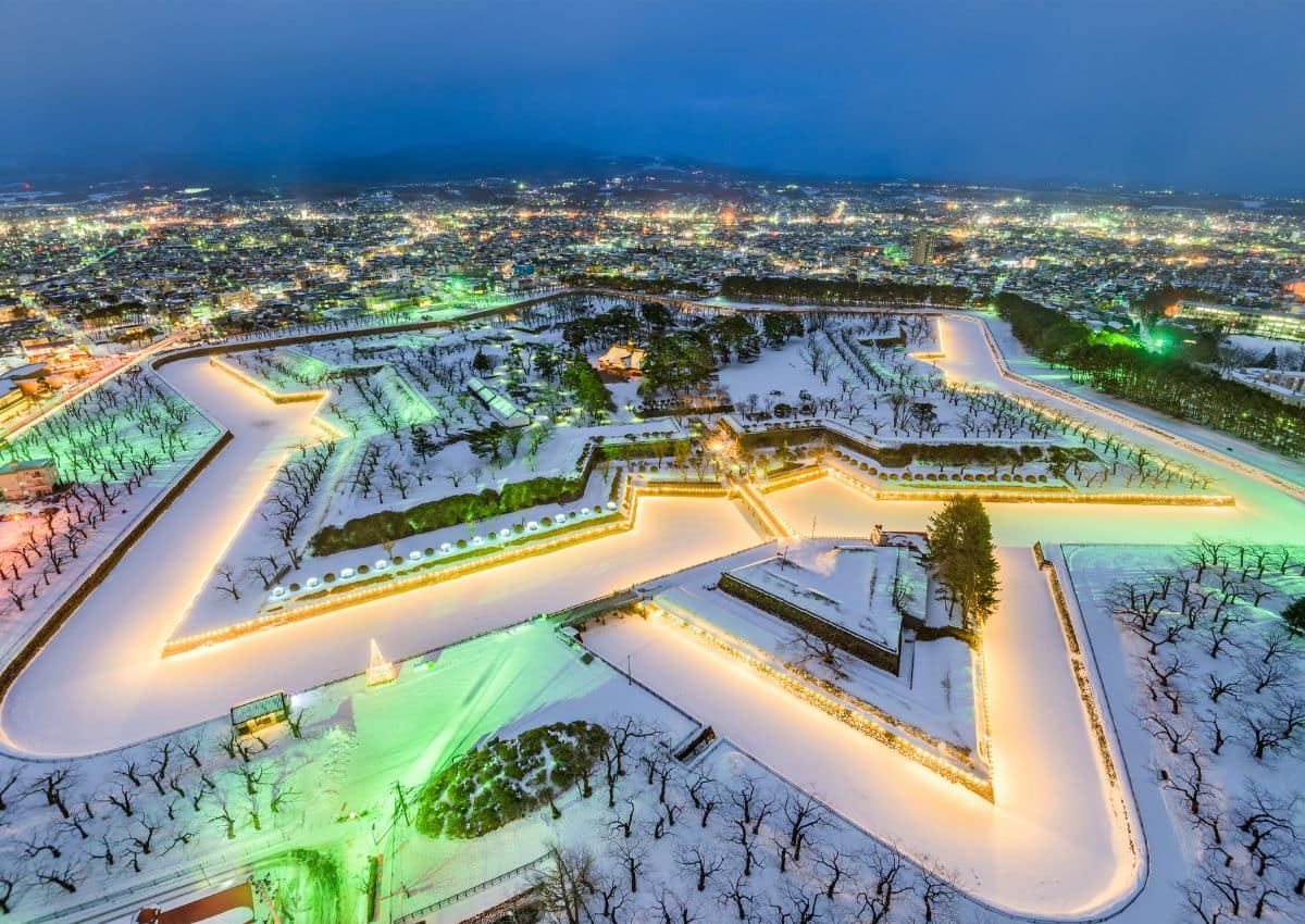 Beleuchteter, sternförmiger Goryokaku-Park in Hakodate, von Schnee bedeckt