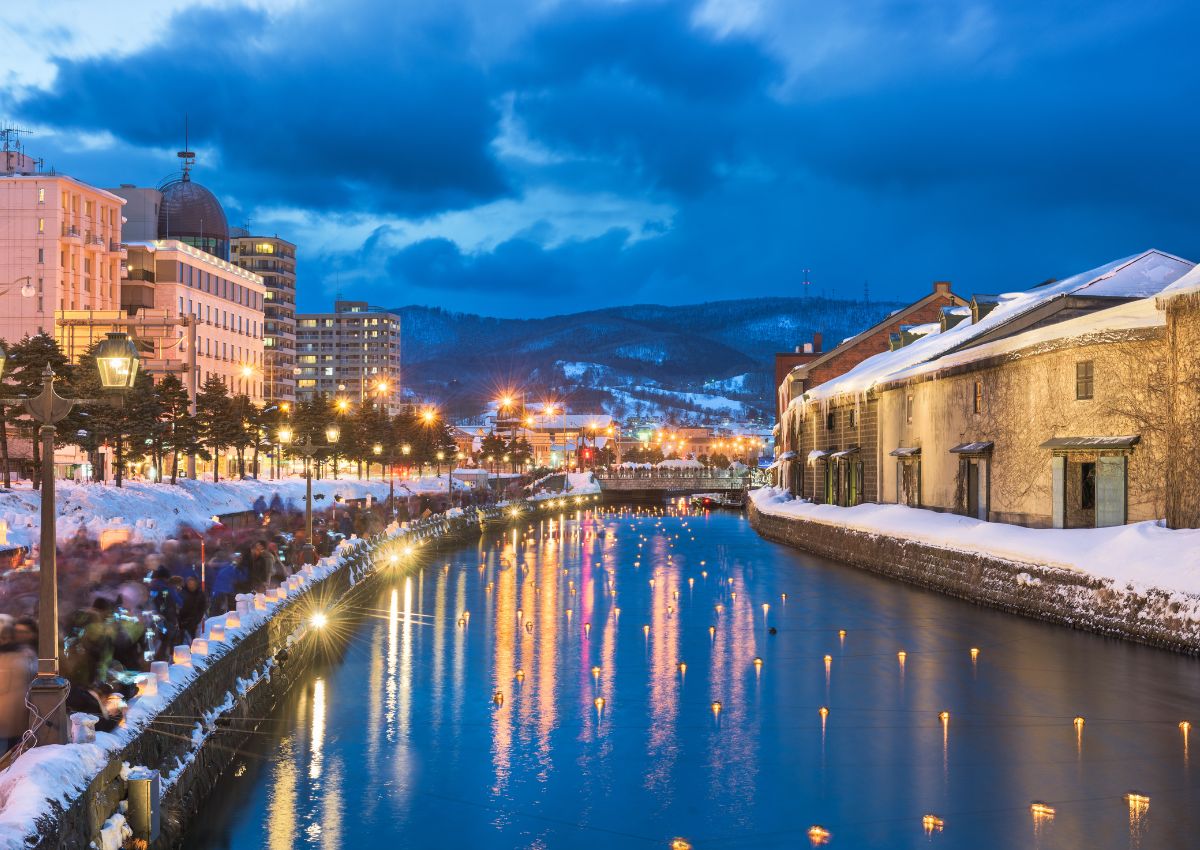 Otaru-Schneefestival, bei dem der Otaru-Kanal stimmungsvoll beleuchtet ist