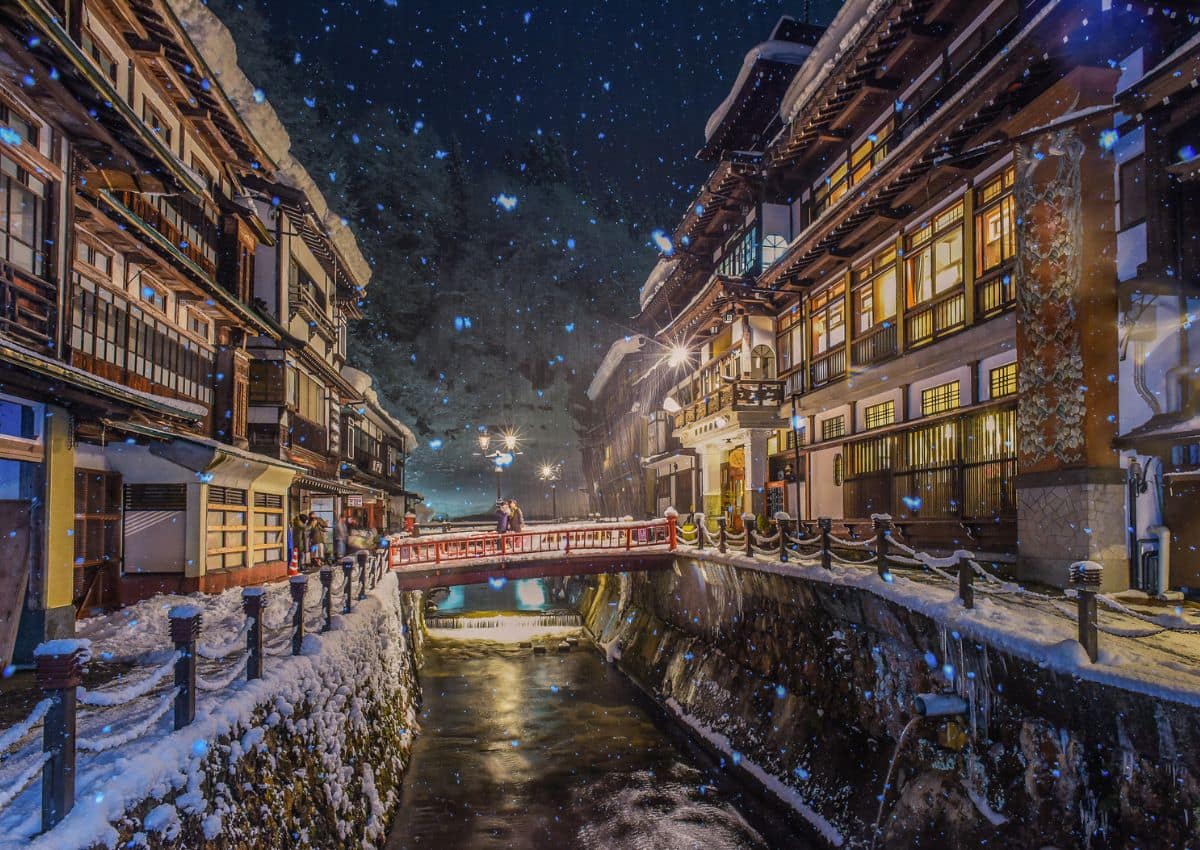 Nächtlicher Schneefall in Ginzan Onsen