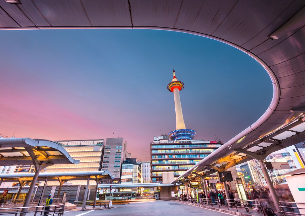 Bahnhof Kyoto bei Dämmerung