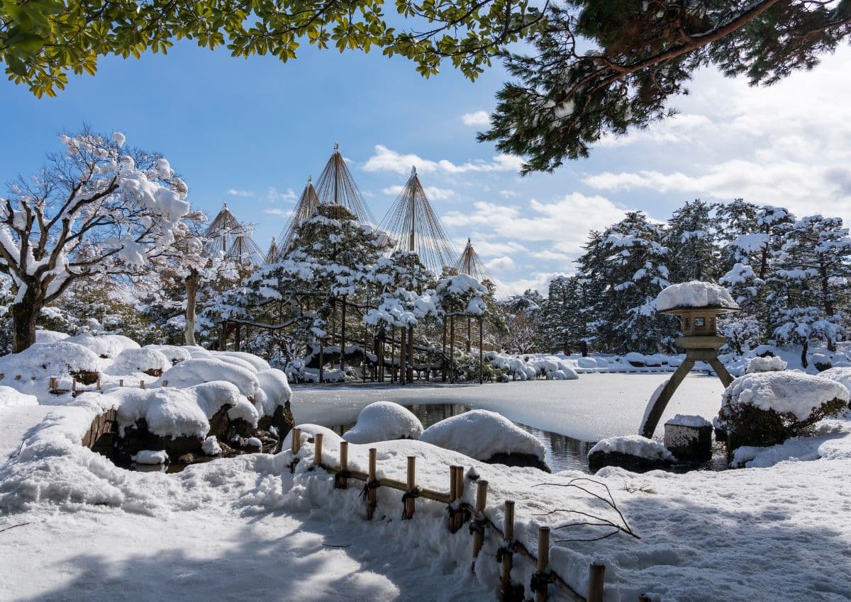 Winterzauber in den Kenroku-en-Gärten von Kanazawa