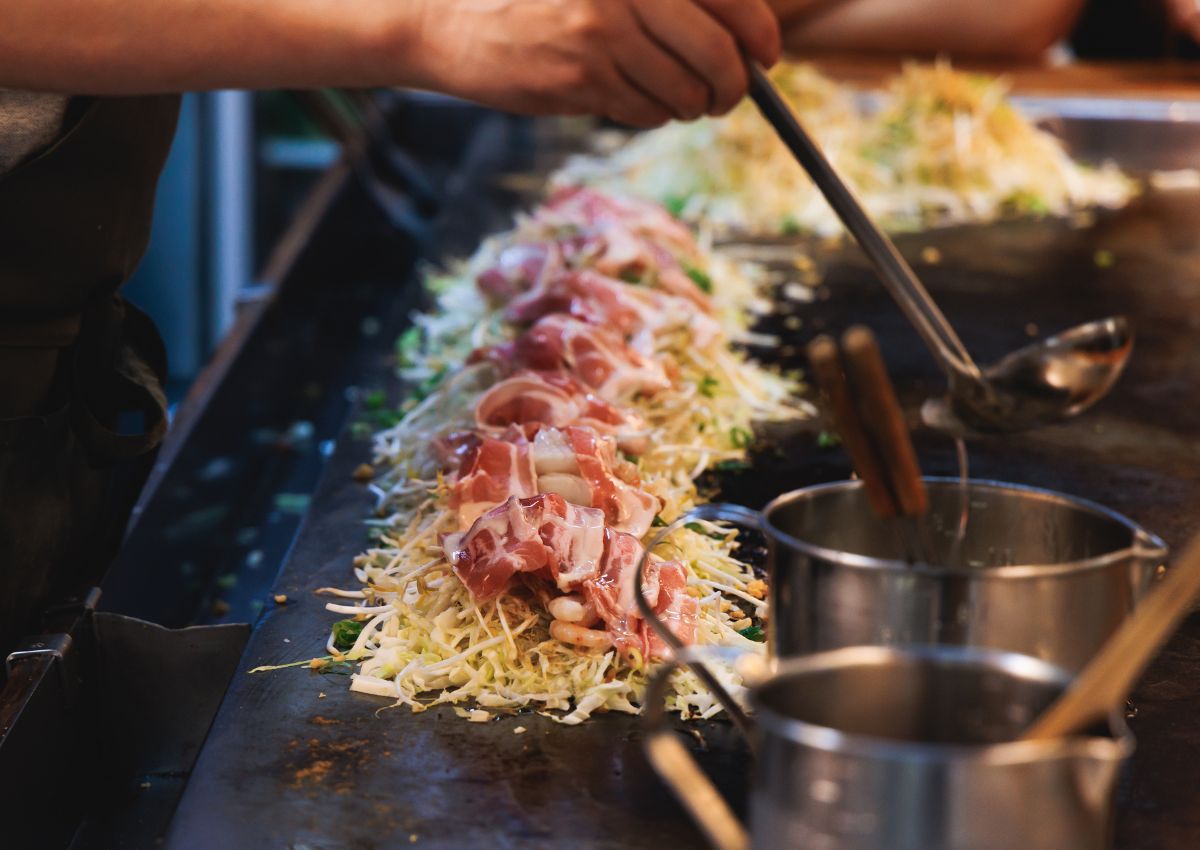 Okonomiyaki wird frisch zubereitet