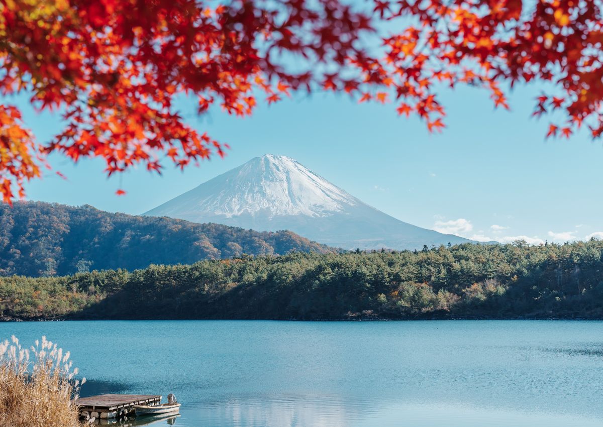 Mount Fuji mit Herbstblättern