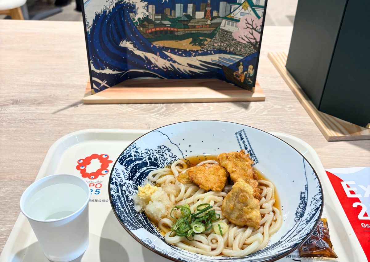 Authentisches Udon-Gericht mit Tempura im Restaurantbereich der EXPO 2025