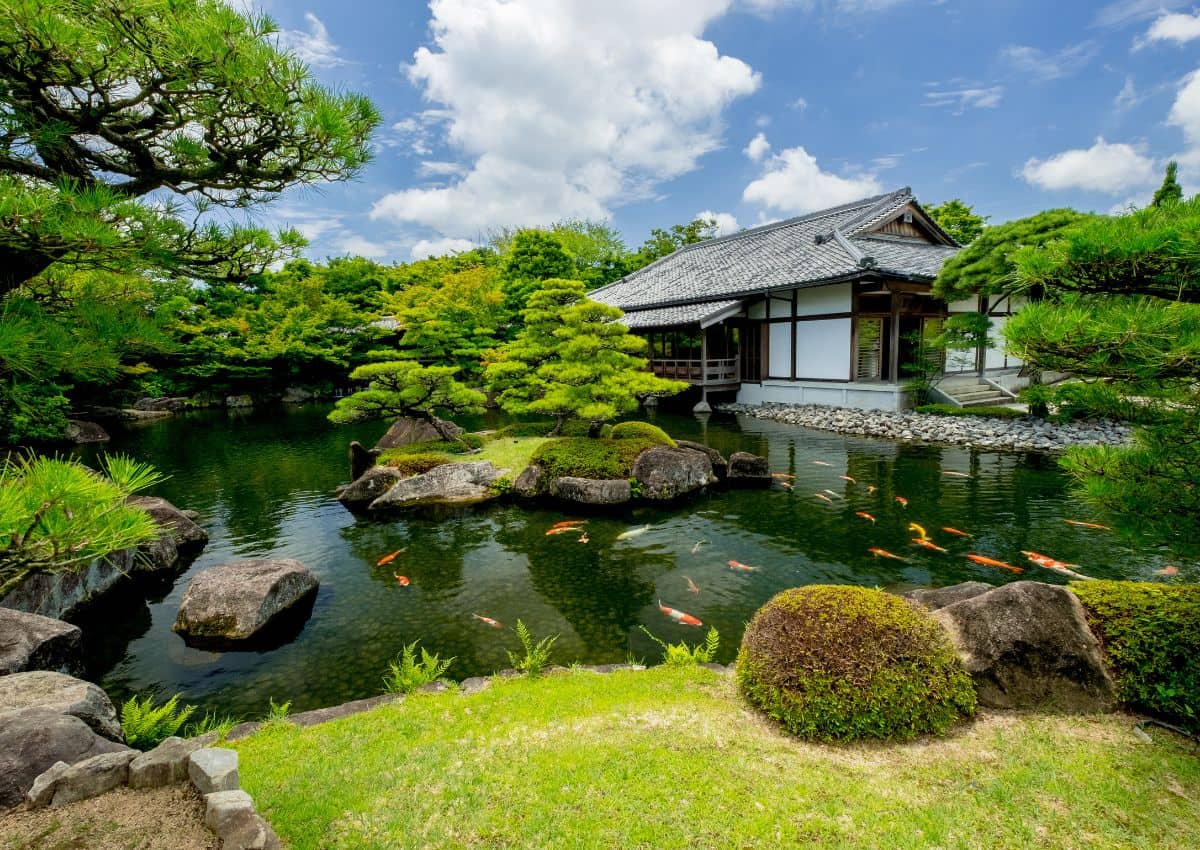Koi-Teich mit Trittsteinen und Teehaus im Kokoen-Garten, Himeji