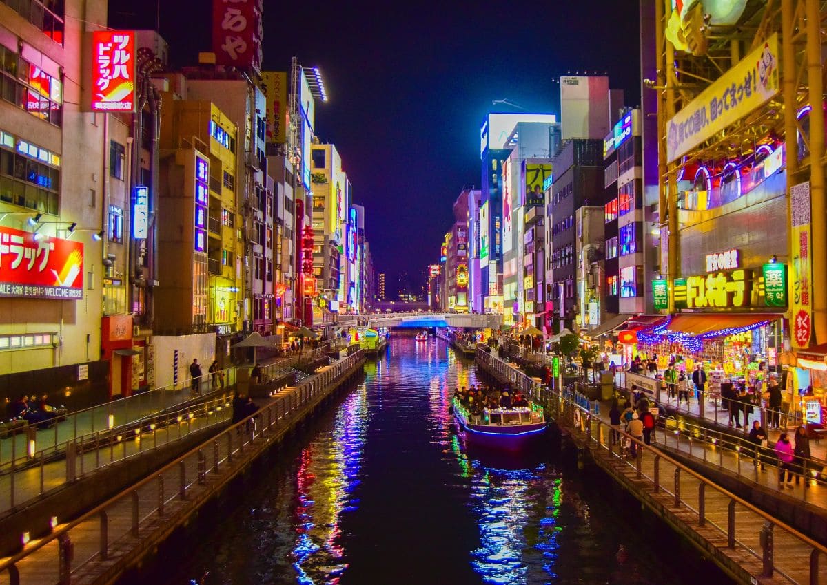 Nachtansicht der Strasse in Japan