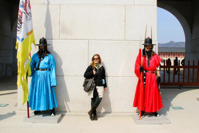 Zwischen den Wächtern des Gyeongbokgung-Palasts in Seoul