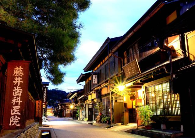 Die Strassen von Takayama bei Nacht