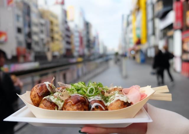 Takoyaki, traditionelles Strassenessen in Osaka