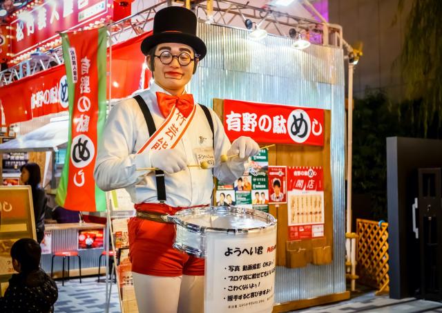 Auftritt eines Entertainers in der Dotonbori-Strasse, Osaka