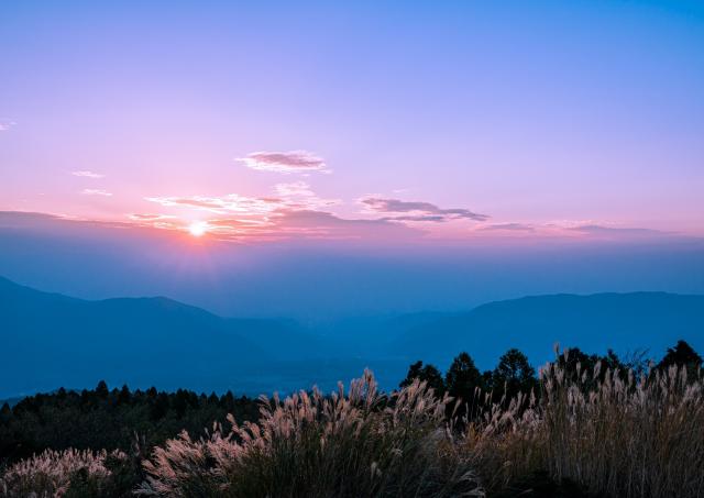 Sonnenuntergang über dem äusseren Kraterrand des Mount Aso