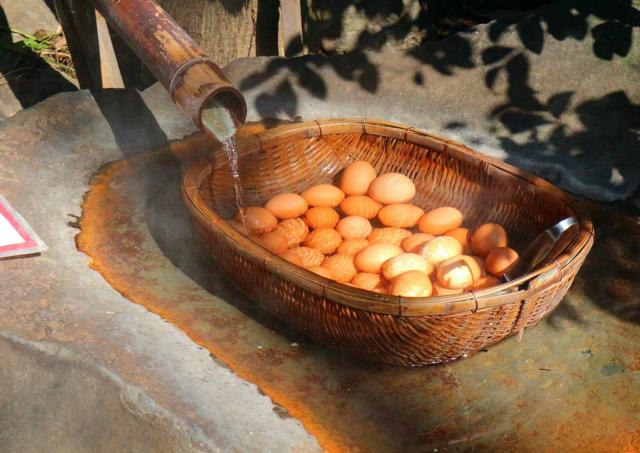 Onsen tamago, in heissen Quellen gekochte Eier