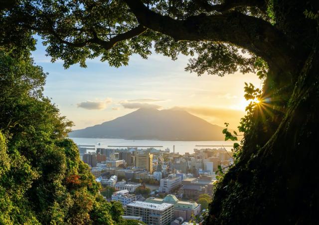 Kagoshima Stadt mit Sakurajima im Hintergrund