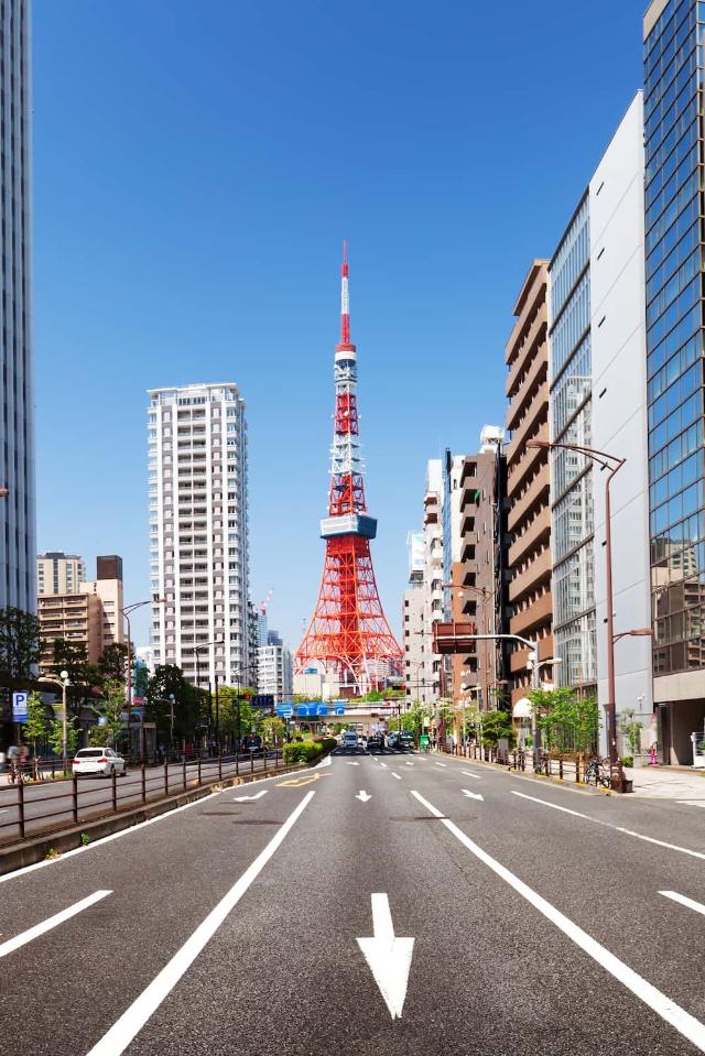 Strasse vom Tokyo Tower in Shiba Koen, Minato, Tokyo, Japan