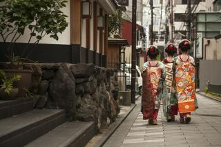 Geishas auf der Strasse im Stadtteil Gion, Kyoto 