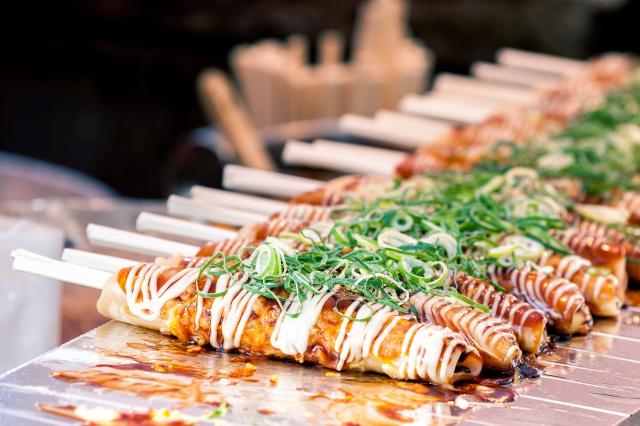 Probieren Sie japanisches Strassenessen auf dem Nishiki-Markt 