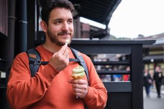 Tourist geniesst sein Essen in Takayama