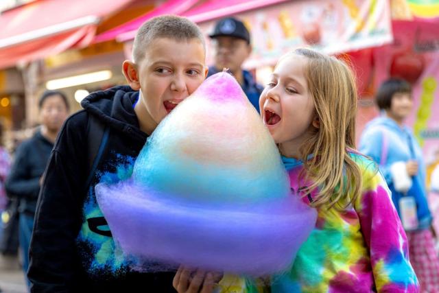 Kinder geniessen Zuckerwatte in Harajuku, Tokio
