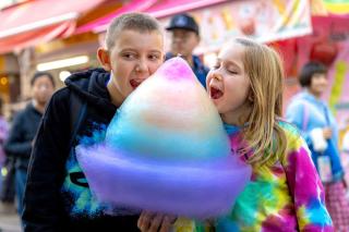 Kinder geniessen Zuckerwatte in Harajuku, Tokio