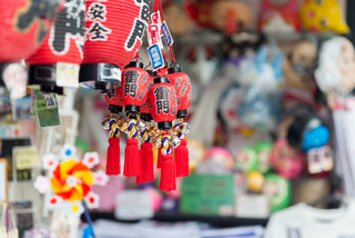 Laternen in der Einkaufsstrasse Asakusa Nakamise, Tokio 