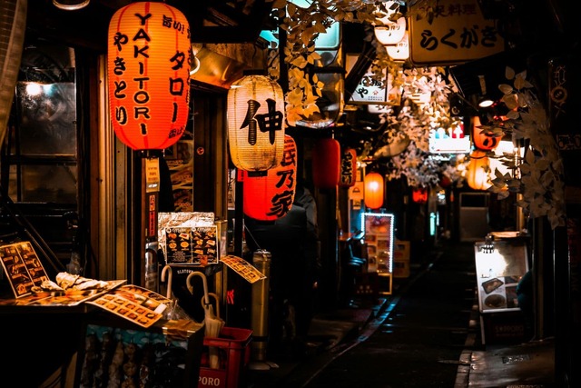Strasse mit lokalen Izakayas in Shinjuku, Tokio