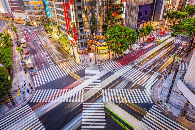Am Fusse der Ginza-Wolkenkratzer, Tokio