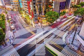 Am Fusse der Ginza-Wolkenkratzer, Tokio