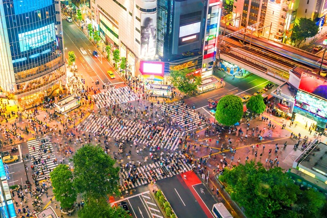 Fussgänger an der berühmten Shibuya-Kreuzung, Tokio