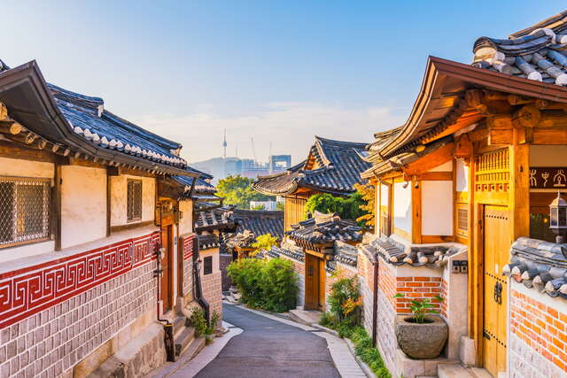 Unter den traditionellen Gebäuden des Bukchon Hanok Distrikts, Seoul