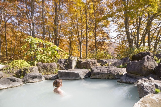Baden in einem japanischen Freiluft-Onsen