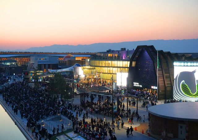 Die EXPO 2025 in Osaka bei Dämmerung