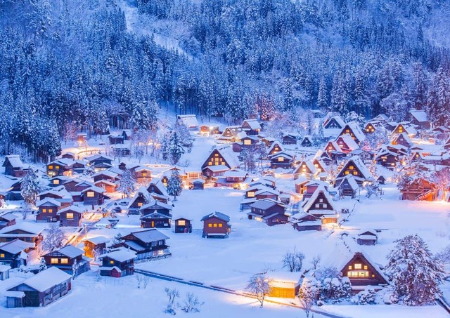 Verschneite Szenerie in Japan: Shirakawa-go und Winterbeleuchtung