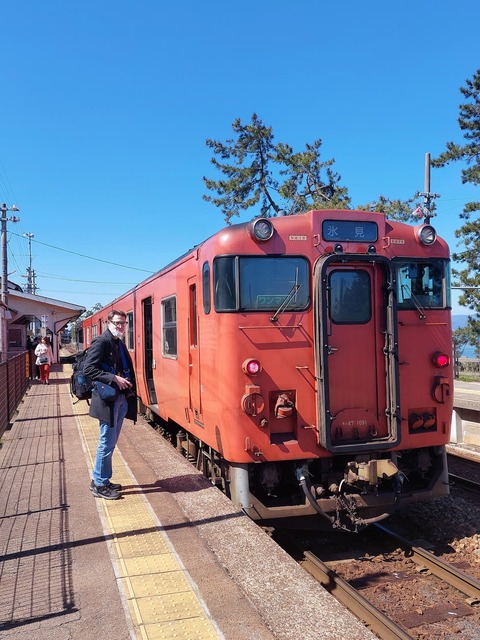 Fahrt mit einem der urigen Regionalzüge, hier an der Küste der Präfektur Toyama