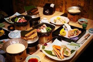 Ein traditionelles Kaiseki-Abendessen in einem Ryokan