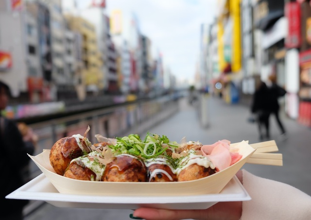 Takoyaki, traditionelles Strassenessen in Osaka