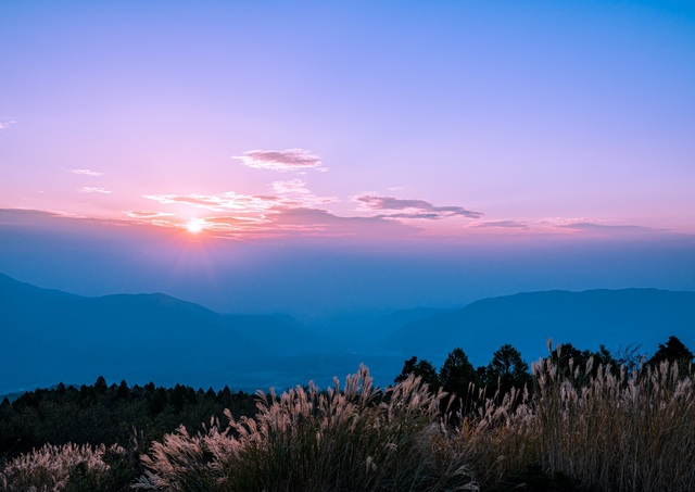 Sonnenuntergang über dem äusseren Kraterrand des Mount Aso