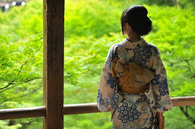 Dame im Kimono im japanischen Garten