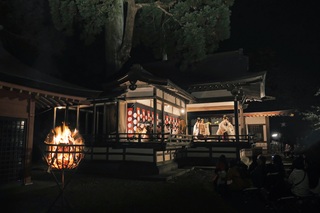 Nō-Aufführung bei Nacht