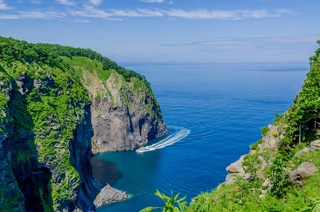 Boot auf dem Meer bei Shiretoko
