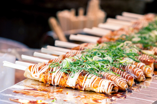 Probieren Sie japanisches Strassenessen auf dem Nishiki-Markt
