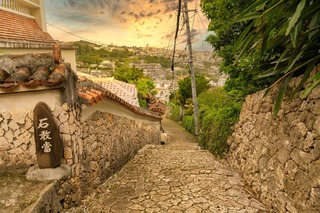 Sonnenuntergang auf dem steingepflasterten Weg von Shurikinjo, Naha, Okinawa