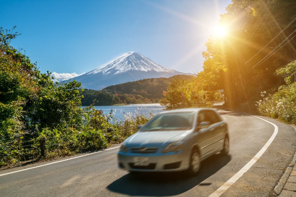 Autofahrt in der Nähe des Mt. Fuji in Japan mit Bewegungsunschärfe, die eine schnelle Bewegung auf einer Landstrasse am Kawaguchiko-See zeigt