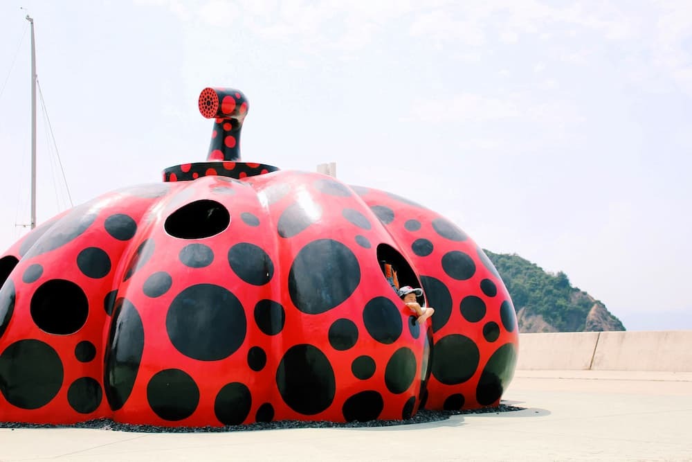 Roter Kürbis Kusama Yayoi in Naoshima, Japan
