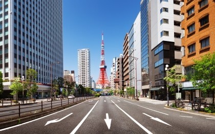 Strasse vom Tokyo Tower in Shiba Koen, Minato, Tokyo, Japan