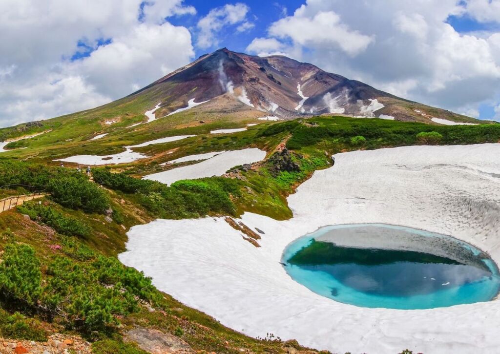 Berg Asahidake mit blauem Teich